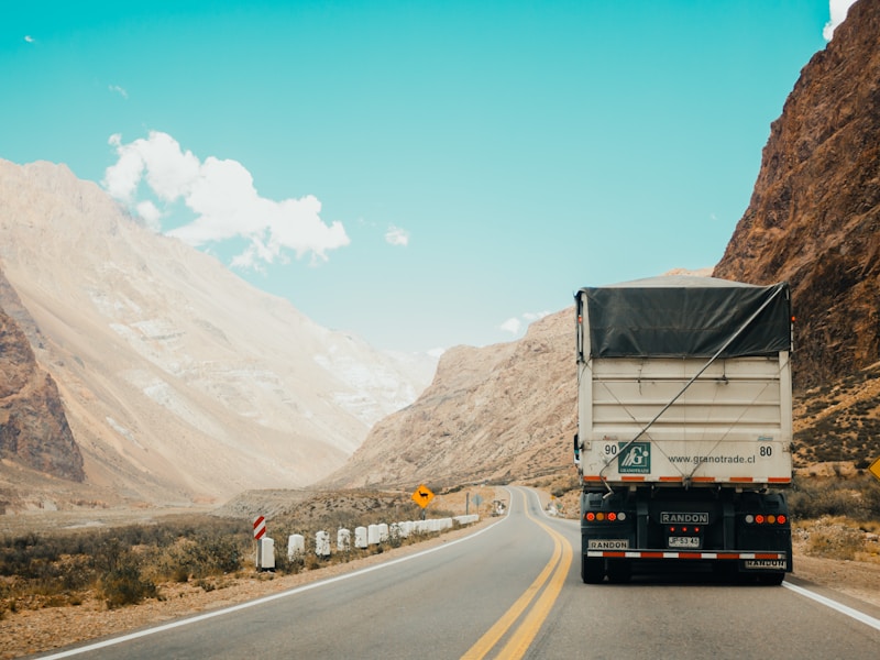 Camiones de transporte en ruta